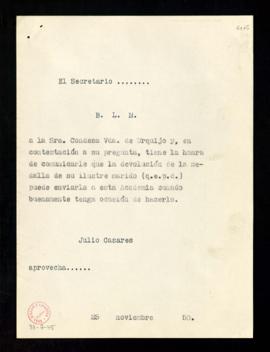 Copia del oficio del secretario a la condesa viuda de Urquijo de comunicación que la medalla de s...