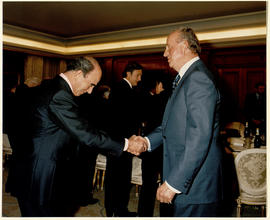 Juan Carlos I saluda a Emilio Botín