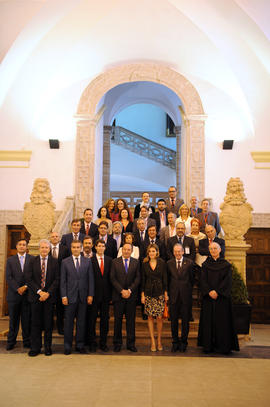 Fotografía de grupo en la Inauguración del sexto Seminario Internacional de lengua y periodismo