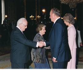 El rey Juan Carlos I saluda a Antonio Mingote