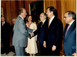 Juan Carlos I estrecha la mano a Manuel Pizarro