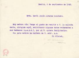 Minuta de la carta del oficial de la secretaría a María Jesús Álvarez Quintero con la que le adju...