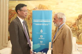 Darío Villanueva y un miembro de la delegación de la SISU, en el Campus Hongkou de la Universidad...