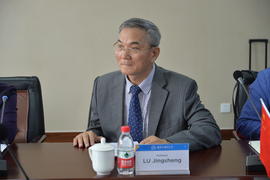 Lu Jingsheng, de la SISU, en la sala de juntas de la Universidad de Estudios Internacionales de S...
