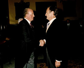 Juan Carlos I saluda a Ricardo Martí Fluxá en la Sala de Directores