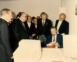 Juan Carlos I visita una de las salas de trabajo de la Academia