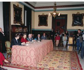 Asistentes a la firma del convenio entre el Instituto de Salud Carlos III y la Real Academia Espa...