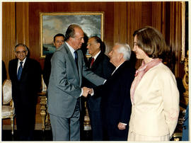 Juan Carlos I estrecha la mano a Juan Manuel de Mingo Contreras