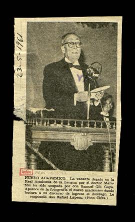 Recorte del diario Ya con una fotografía de Samuel Gili Gaya dando lectura a su discurso de ingre...