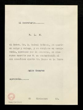 Copia sin firma del besalamano del secretario, Julio Casares, a Rafael Estrada con el que le devu...