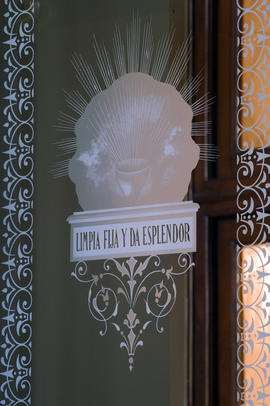 Emblema de la Real Academia Española tallado en un cristal interior