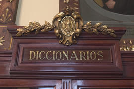 Detalle de una de la vitrinas de la Sala de Directores dedicada a albergar Diccionarios