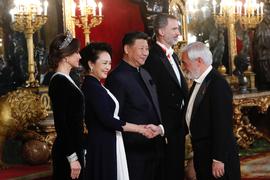 Peng Liyuan da la mano a Darío Villanueva en la cena de gala celebrada en el Palacio Real
