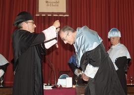 Francisco Ruiz Muñoz, rector de la universidad de Huelva, impone la medalla de doctor honoris cau...