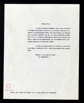 Copia sin firma del oficio del secretario [Alonso Zamora Vicente] a la viuda de Juan Antonio de Z...