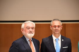 Darío Villanueva, director de la Real Academia Española, junto con Ricardo Rivero, rector de la U...