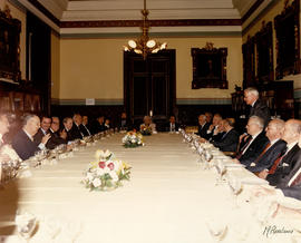 El presidente del gobierno, Jose María Aznar y académicos sentados en la mesa para el almuerzo en...