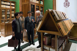 Darío Villanueva y una delegación de la SISU en la sala Dámaso Alonso de la Real Academia Española