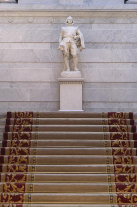 Escalera principal con la estatua de Quevedo al fondo