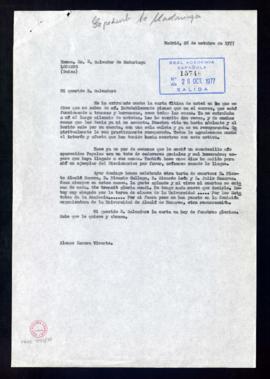 Copia sin firma de la carta de Alonso Zamora Vicente a Salvador de Madariaga en la que le informa...
