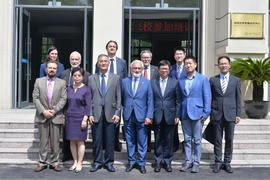Darío Villanueva acompañado por la delegación de la Real Academia Española y de la SISU, en la Un...