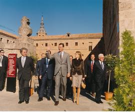 Los príncipes de Asturias salen del monasterio de Yuso