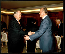 Juan Carlos I saluda a Santiago de Ybarra y Churruca