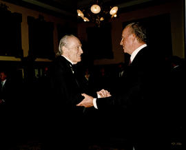 Juan Carlos I saluda a Claudio Guillén en la Sala de Directores