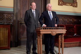 José Manuel Blecua y Víctor García de la Concha posan tras la elección del primero como director ...