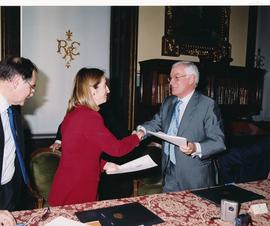 Ana Pastor y Víctor García de la Concha durante la firma del convenio con el Instituto de Salud C...