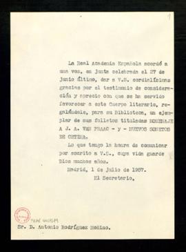 Copia sin firma del oficio del secretario a Antonio Rodríguez-Moñino en el que le comunica el agr...