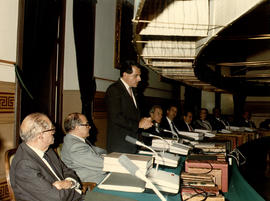 Rafael Hernández Colón da un discurso en el Salón de Plenos