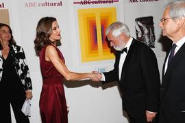 La reina Letizia estrecha la mano a Darío Villanueva, director de la Real Academia Española,