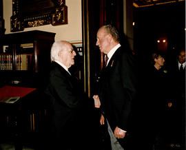 Juan Carlos I saluda a Antonio Mingote en la Sala de Diretores