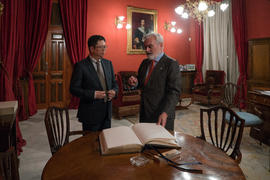Darío Villanueva y Li Yansong en el despacho del director de la Real Academia Española