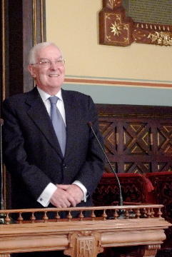 Víctor García de la Concha posa tras la elección de José Manuel Blecua como director de la Real A...