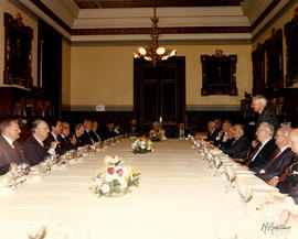El presidente del gobierno, Jose María Aznar, y académicos sentados en la mesa para el almuerzo e...