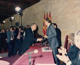 El rey Juan Carlos I saluda a Ángel Martín Municio