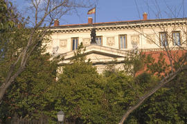 Vista de la fachada de la Academia desde la calle Ruiz de Alarcón