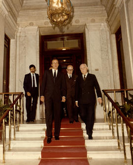 Juan Carlos I sale de la Academia junto a Pedro Laín Entralgo y Dámaso Alonso
