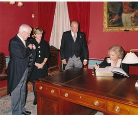La reina Sofía firma en el Libro de Honor