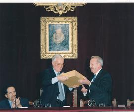 Víctor García de la Concha, director, recibe de manos de Sebastián Battaner un ejemplar del libro...