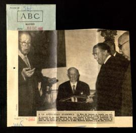 Recorte del diario ABC con una fotografía del homenaje a la antigüedad académica entregado a José...