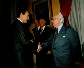 El presidente del gobierno, Jose Luis Rodríguez Zapatero, y Antonio Mingote se saludan en la Sala...
