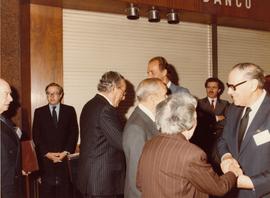 El rey Juan Carlos I saluda a un académico en la sesión inaugural del congreso extraordinario de ...