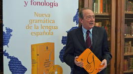José Manuel Blecua posa con un ejemplar de la Fonética y Fonología de la Nueva Gramática de la le...