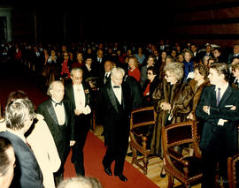 Jesús Aguirre entra en el Salón de Actos acompañado por Valentín García Yebra y Julio Caro Baroja