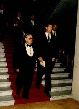 El príncipe de Asturias baja las escaleras principales de la Academia, acompañado por Manuel Alva...