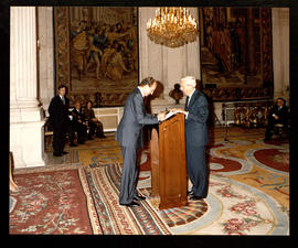 Juan Carlos I firma el acta de constitución de la Fundación pro Real Academia Española en el Pala...