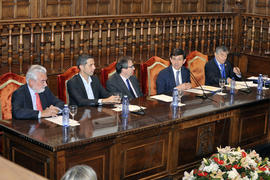 Darío Villanueva, director de la Real Academia Española, junto a otros participantes en la confer...